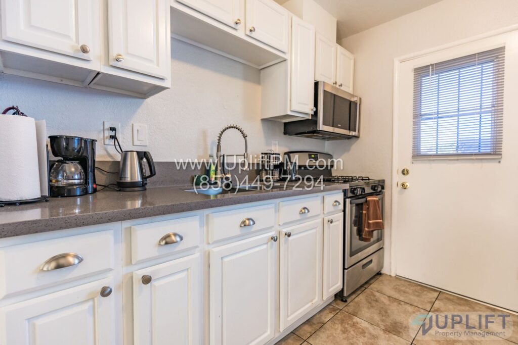 2 Bed, 1 Bath Apartment With Parking in Fox Canyon