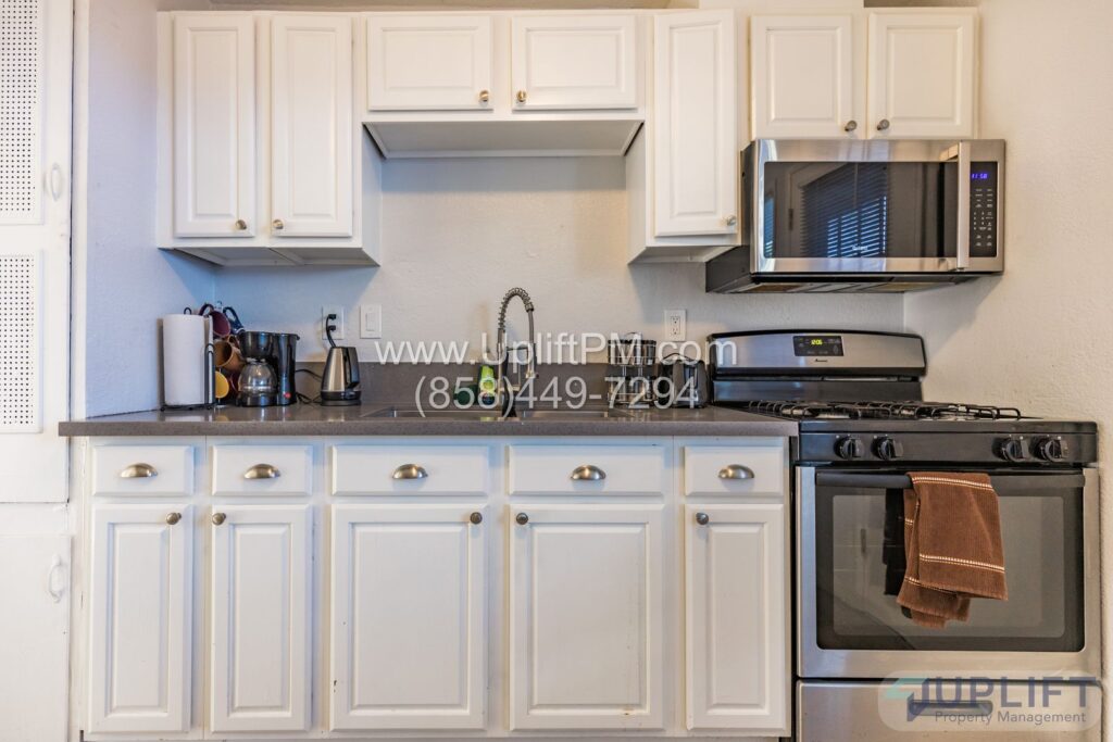 2 Bed, 1 Bath Apartment With Parking in Fox Canyon
