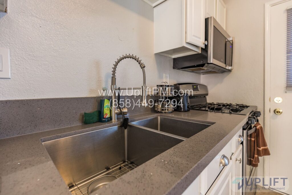 2 Bed, 1 Bath Apartment With Parking in Fox Canyon