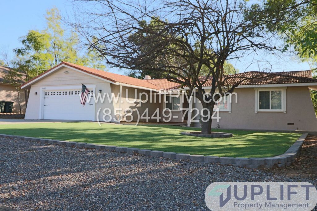 3 Bedroom 2 Bathroom House, turfed landscaping Large Yard